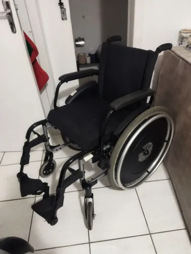 Cadeira de rodas com capa