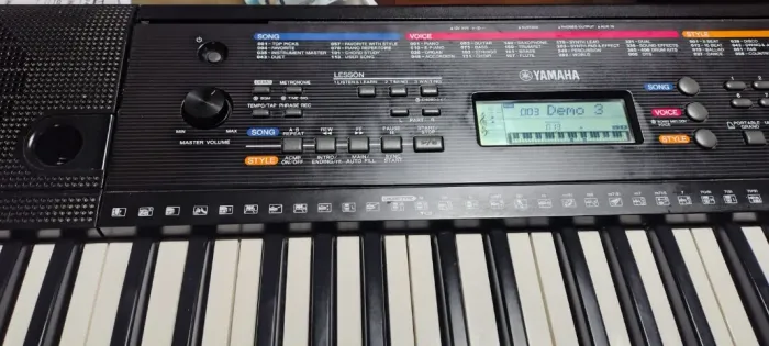 Teclado 61 teclas Yamaha PSR-E263 muito novo