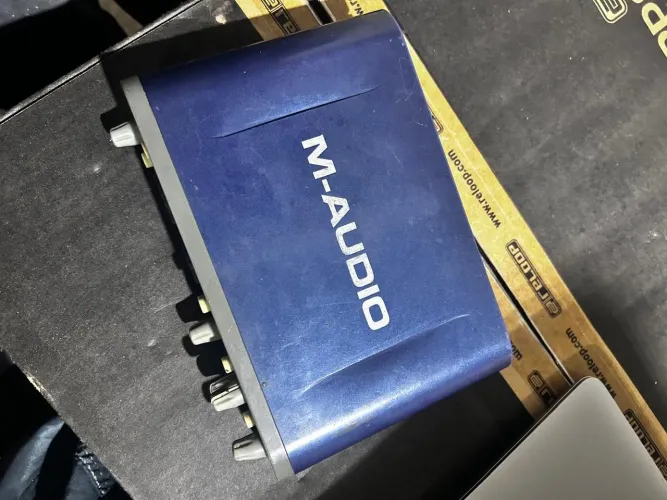 Interface/Placa de Áudio: M-Audio Fast Track Pro - USB MIDI
