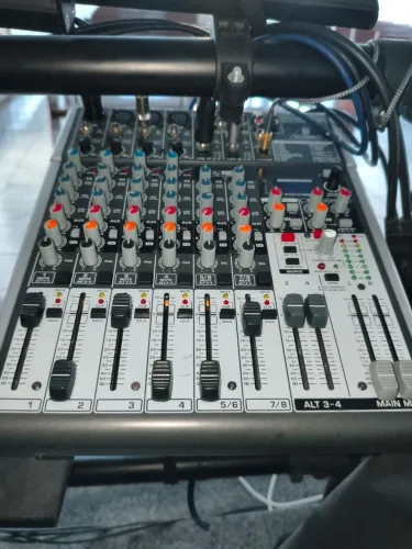 Behringer XENYX X1204USB. 