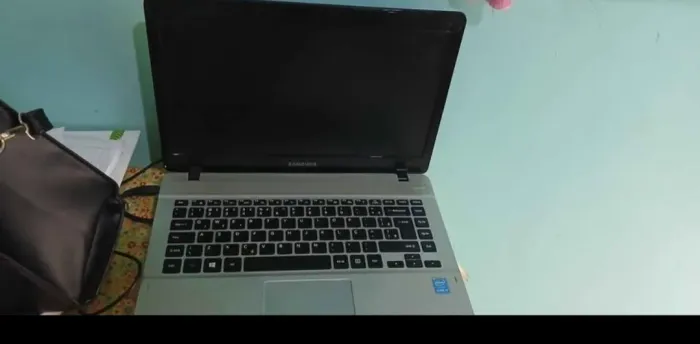 Notebook Sansung em bom estado, apenas com a bateria viciada