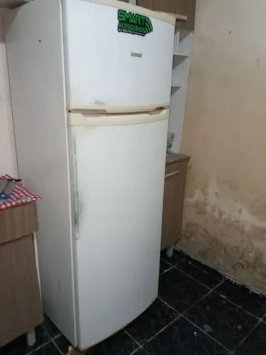Vendo geladeira ou troco por outra menor com volta do interesado