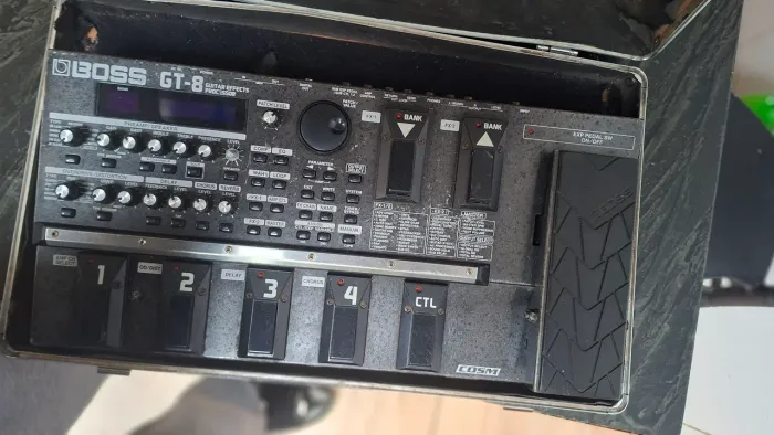 Pedaleira Boss gt8 com hard case sem fonte de alimentação