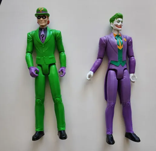 Kit com 2 bonecos Charada + Coringa