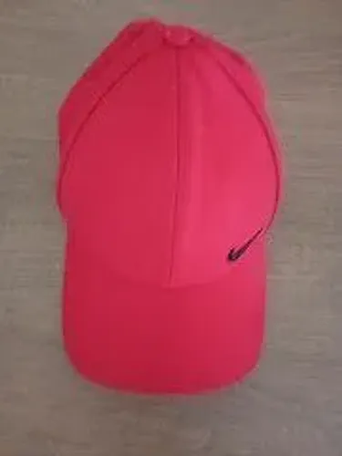 Vendo esse boné semi novo por 10,00. SÓ ENTREGO NA CIDADE BAIXA. VÊ LOCAIS NA DESCRIÇÃO