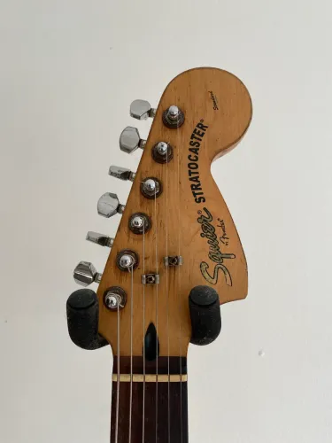 Guitarra Squier 2007 Standard ( a baixo a penas da Classic vibe)