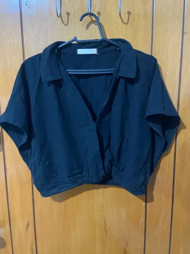 Blusa cropped preta.