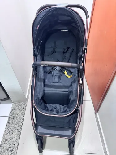 Carrinho com bebê conforto- zoe preto cobre