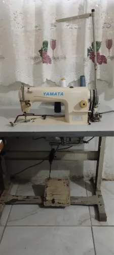 Máquina de costura Yamata Reta