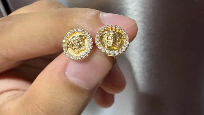 Par de brincos dourado Medusa