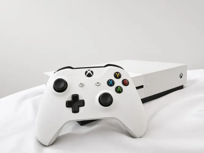 Xbox One S 1TB - Completo e em ótimo estado.