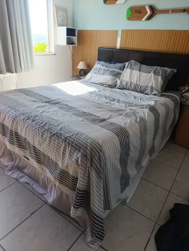 Vendo cama de casal QUEEN com baú bipartido ( menos 2 meses de uso)