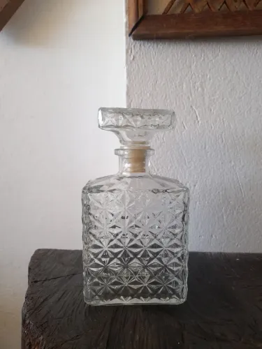 Licoreira antiga em vidro detalhado