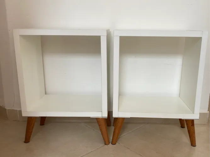 2 nichos com pés de madeira