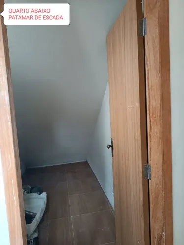 Alugo apartamento 2 quartos + 1 terceiro embaixo de um lance de escadas (cabe apenas uma c