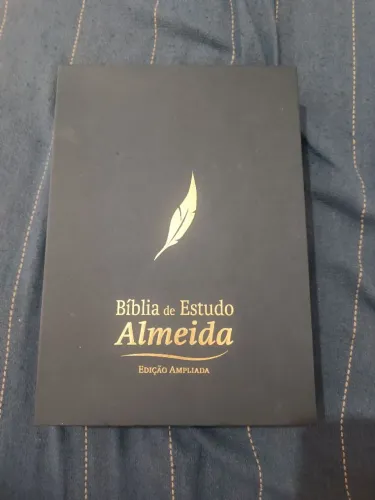 Bíblia de estudo NAA nova. Estou vendendo, pois agora sou católico.