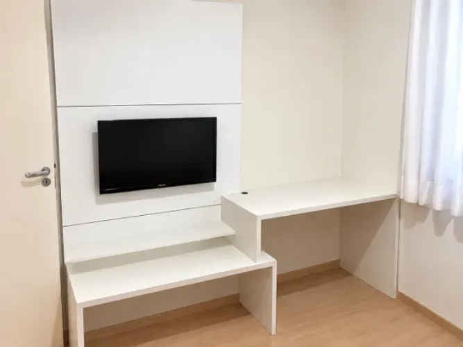 painel de TV branco com mesinhas