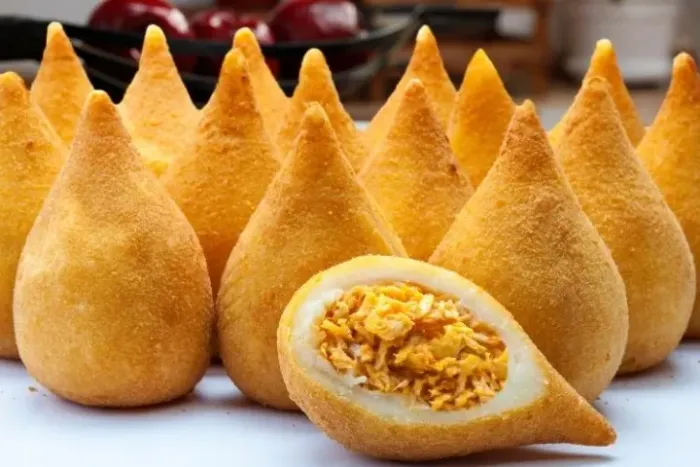 Salgados e doces para festas fritos e congelados