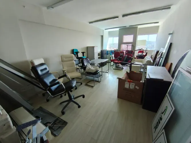 Sala comercial , 1 banheiro, 1 vaga garagem, Praia Campista - Macaé - RJ.