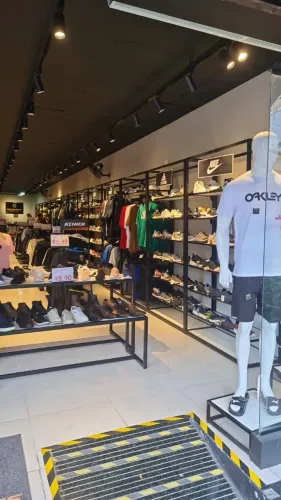 MÓVEIS PARA LOJA COMPLETA DE MODA, ROUPA, CALÇADO POUCO TEMPO DE USO EM FERRO
