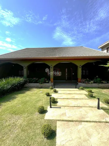 Casa à venda com 3 dormitórios e amplo quintal com grama