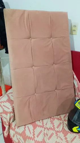 Cabeceira rosa, só com umas marcas de tinta no cantinho, mas em ótimo estado.