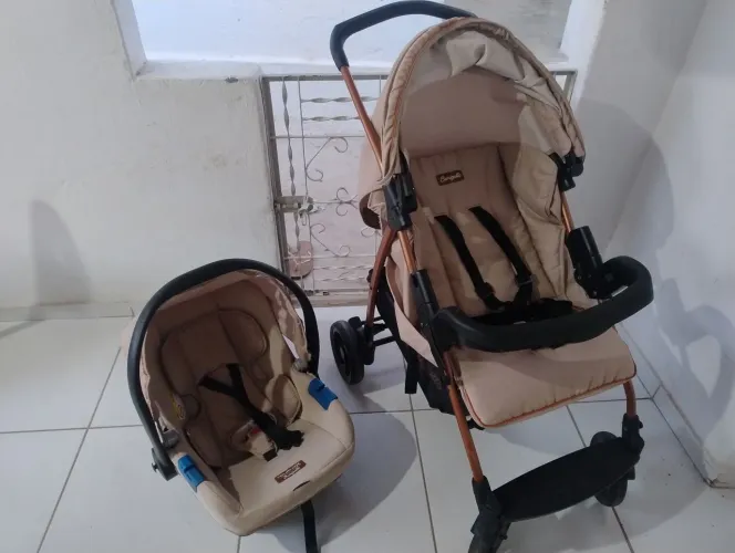 Carrinho de passeio e bebê conforto