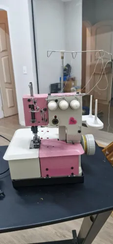 Maquina de costura Galoneira Bracob 3 agulhas Rosinha bc2600