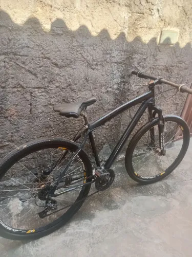 Bicicleta Aro 29 com marcha e freio a disco bem conservada