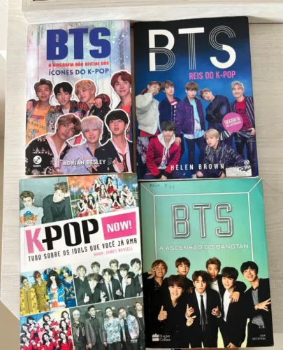 Livros do BTS (três) e um de Kpop