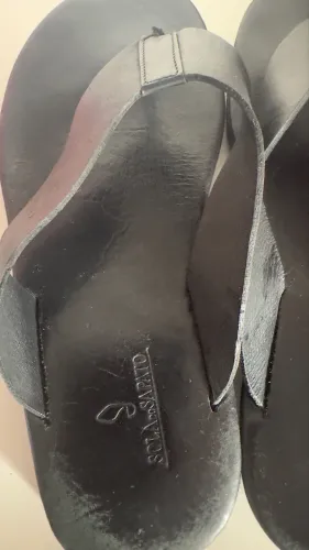 Vendo sandalha em couro semi nova tamanho 42