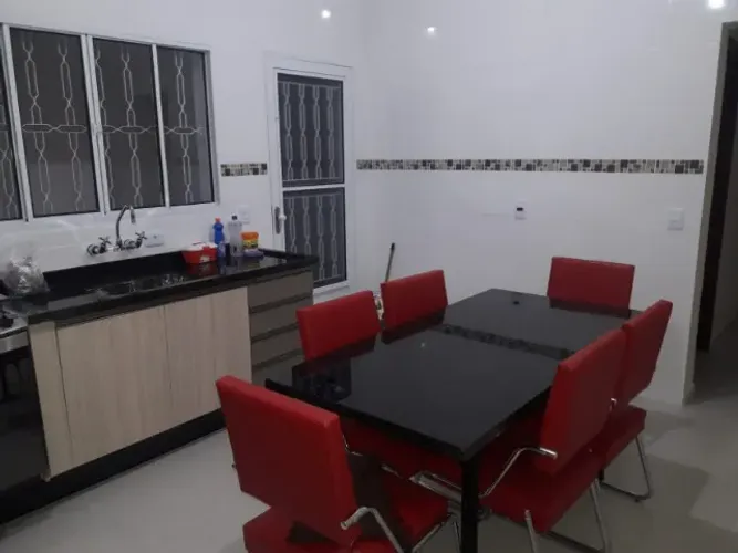 Conjunto de cadeiras corino e aço cromado