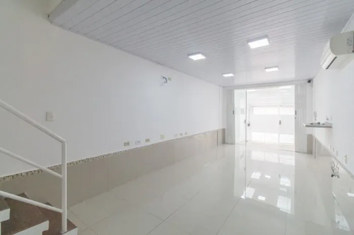 Sobrado à venda em São Paulo-SP, Jardim Aeroporto: 3 quartos, 3 banheiros, 1 vaga de garag