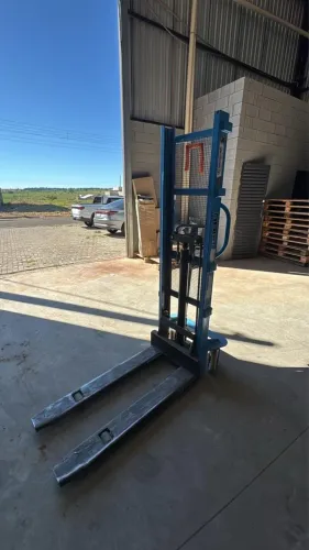 Empilhadeira manual