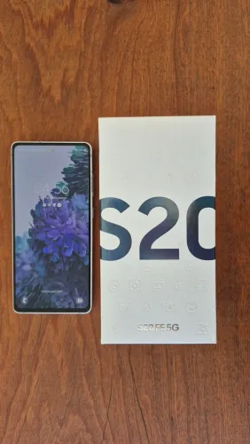 Celular Samsung S20FE 128GB Perfeito estado.