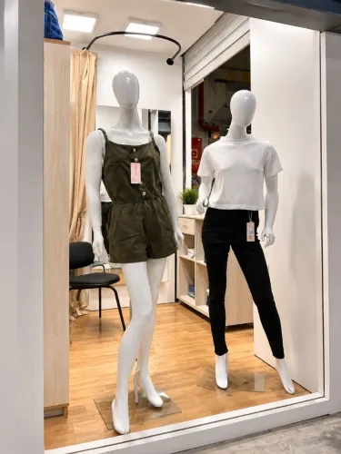 Mega Box Centro Fashion Fortaleza Quitado com Vitrine, Móveis e Estrutura Completa