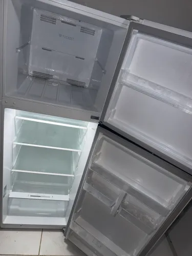 Uma geladeira