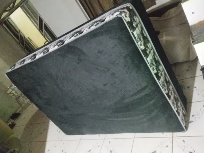 Cama casal de molas , bem estofada