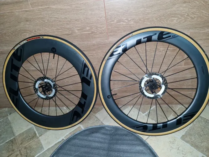 PAR DE RODAS ELITEWHEELS CARBONO 60/88MM DISC CENTER LOCK + PNEUS CORSA 700X25