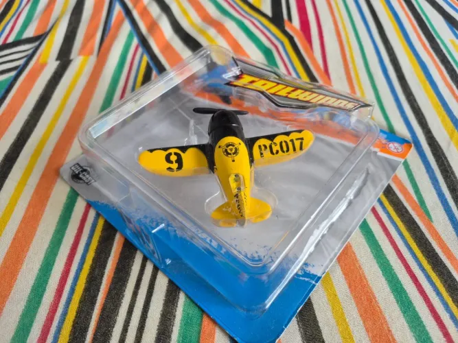 Miniatura avião zerada 