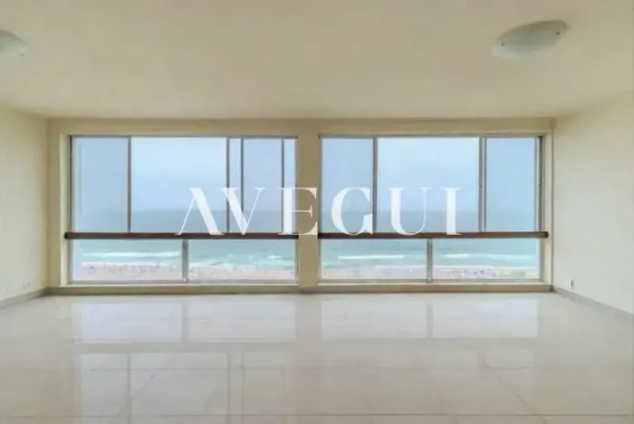 Apartamento na Avenida Atlântica, 280M2, 3 Quartos, suíte, Vaga e Vista Panorâmica