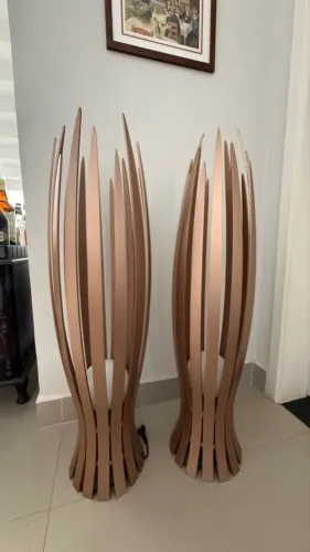 Par de luminárias de piso em madeira - Design contemporâneo