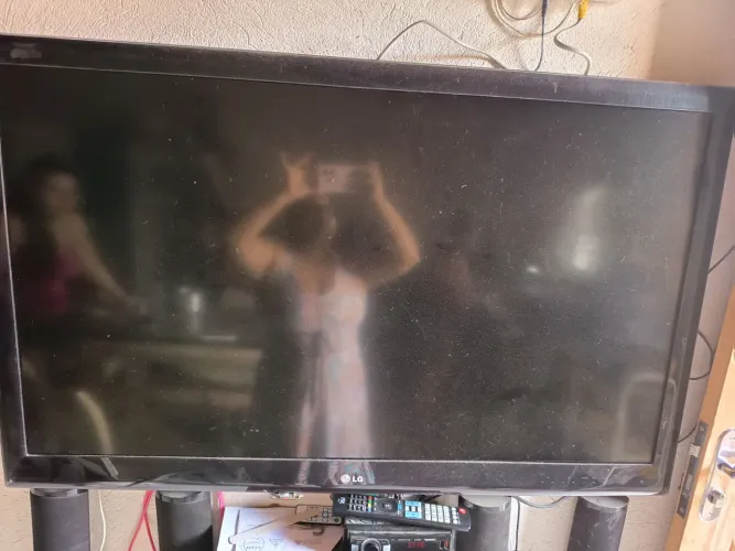 Vendo TV NÃO FAÇO ENTREGA Ela está sem imagem só sair o som