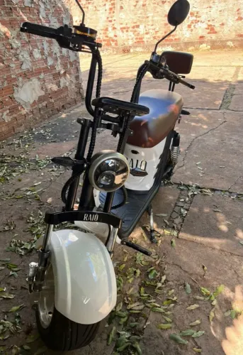 Scooter Elétrica RAIO Branca - Pouco Uso, Estilo Retrô + Conforto