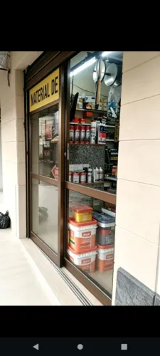 Porta de luminio de correr e uma fixa de loja casa