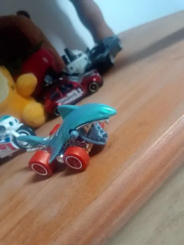 Carro hotwheels modelo tubarão, que abre e fecha a boca (T-Hunt)