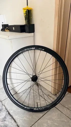 Vendo par de rodas DT Swiss R470 db com cubos DT Swiss 370, aro 700c para freio a disco.