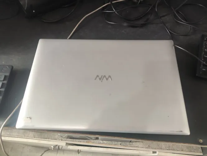 Notebook usado com marcas de uso