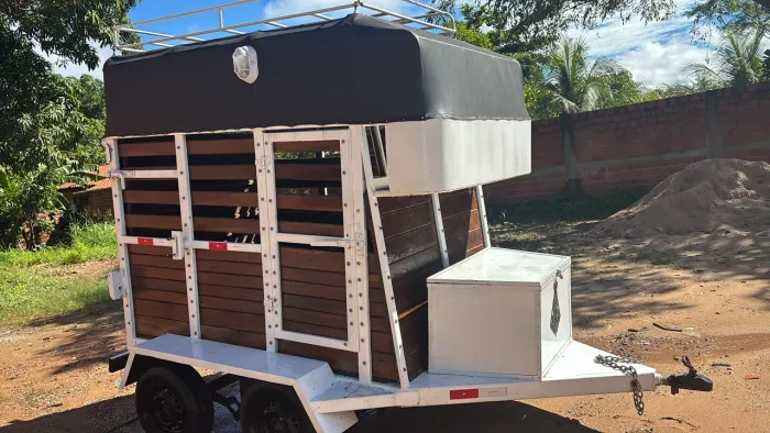 Vendo ou troco reboque para 2 cavalos, ano 2025