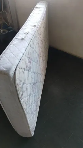 Colchão solteiro usado